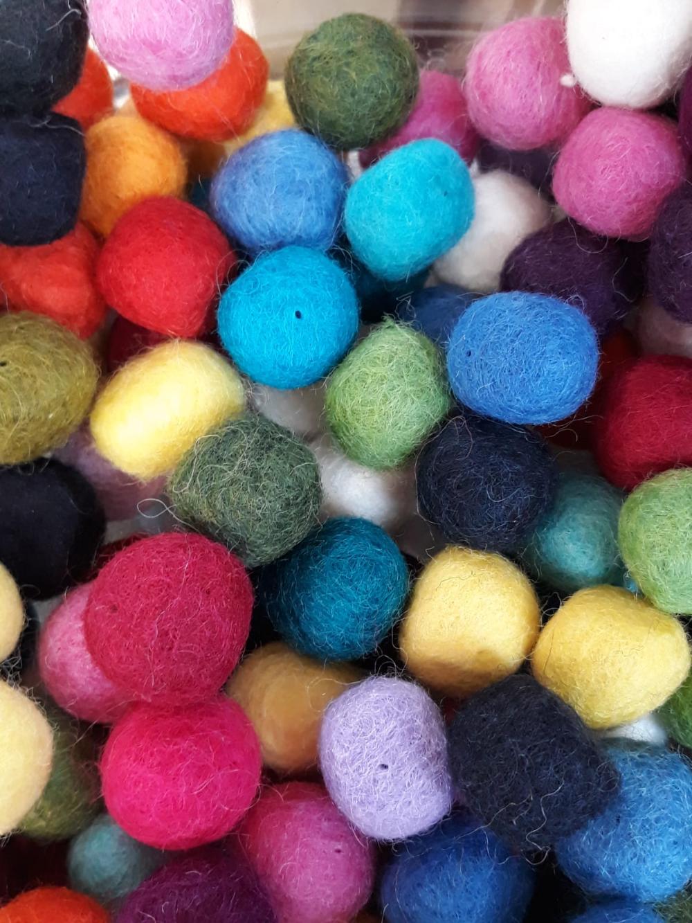 Värikkäitä villapalloja