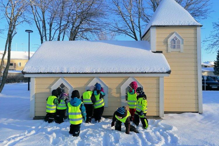 Lapset talvella Samuelin kirkon (pikku kirkon) luona.