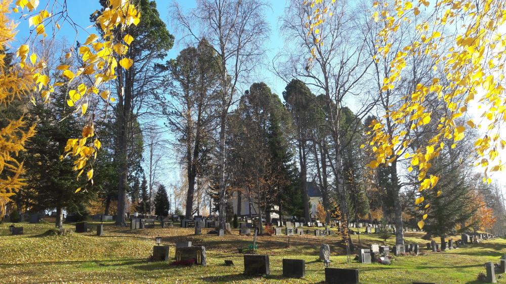Kirkon hautausmaa syksyllä