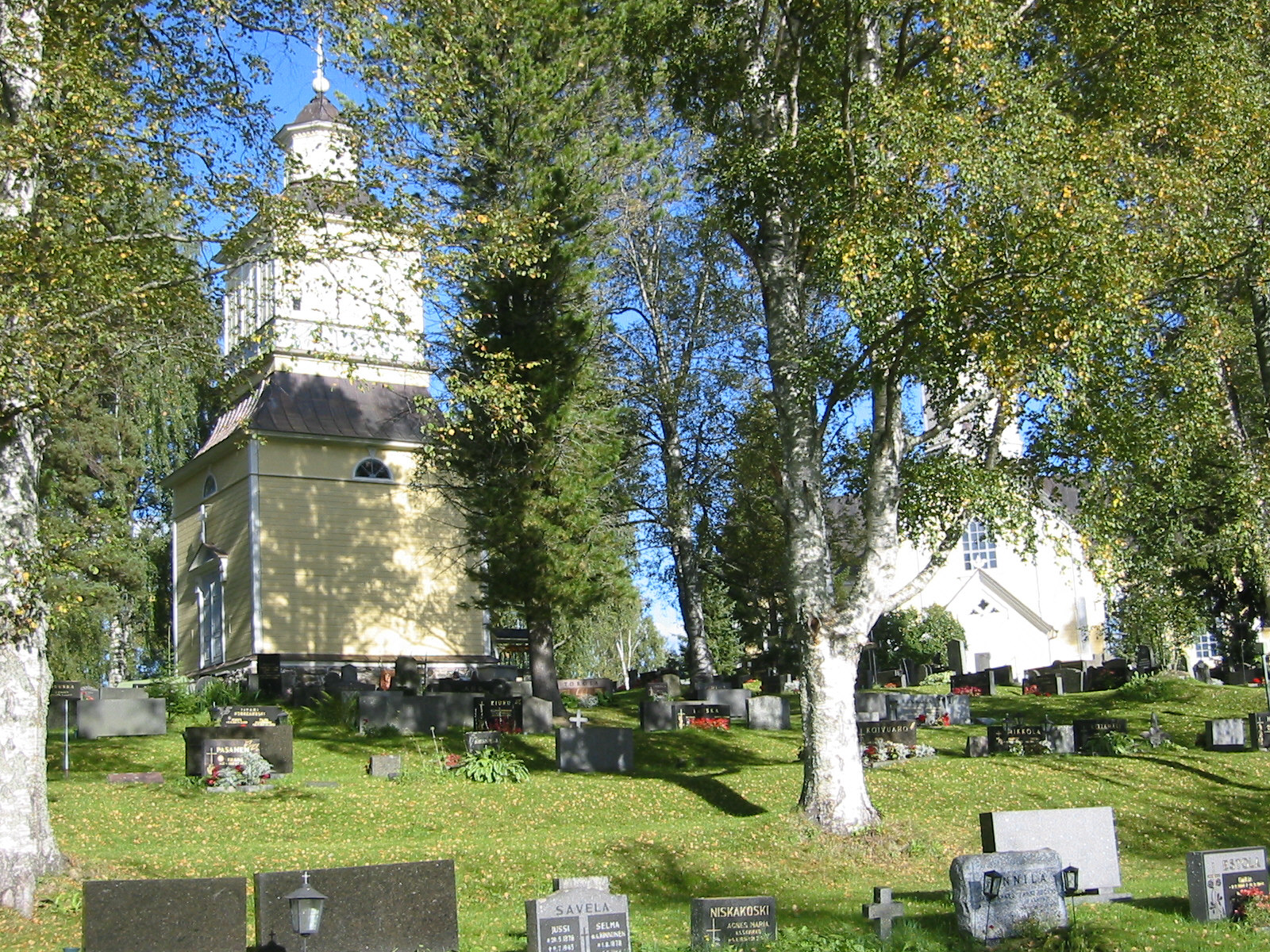 Kirkko ja kellotapuli syyskuussa 2004.jpg